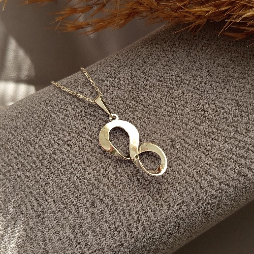 Modern Infinity Necklace in Sterling Silver – Symbol of Freedom & Inner Strength